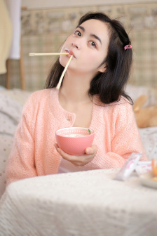 一个人偷偷躲起来看视频